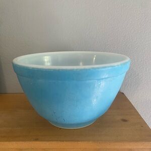 Vintage Pyrex Primary Colors blue nesting mixing bowl.